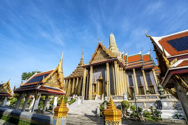 Wat Phra Kaew, Tempio dello Smeraldo Buddha con cielo blu — Foto Stock