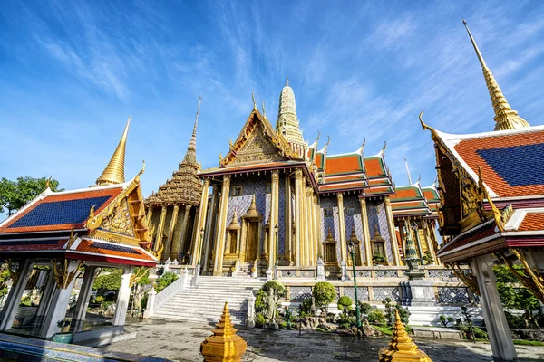 Wat Phra Kaew, Tempio dello Smeraldo Buddha con cielo blu — Foto Stock