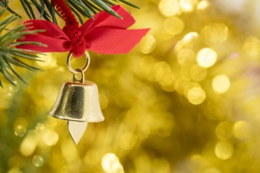 Noel çan süs ağacı dalı sarı bokeh ba ile bekle