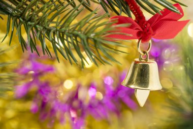 Noel çan süs ağacı dalı sarı bokeh ba ile bekle