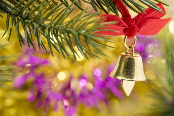 Noel çan süs ağacı dalı sarı bokeh ba ile bekle