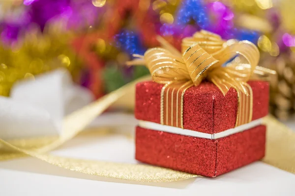 Scatola regalo di Natale rosso con sfondo bokeh — Foto Stock