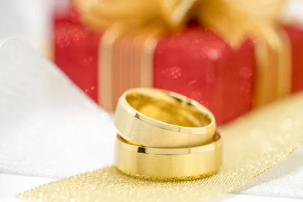 Pair of golden wedding rings — Stock Photo, Image