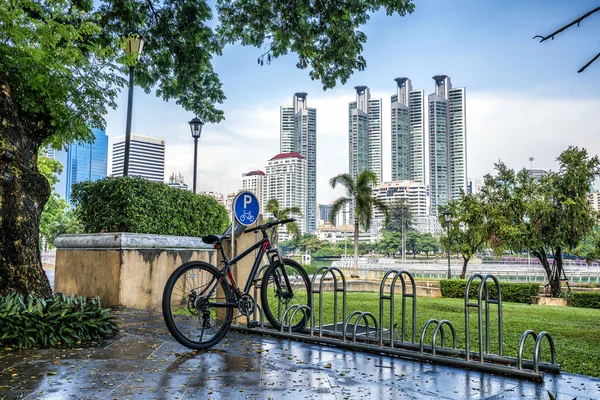 Bicycle parking rack in public park with modern building backgro — Stock Photo, Image