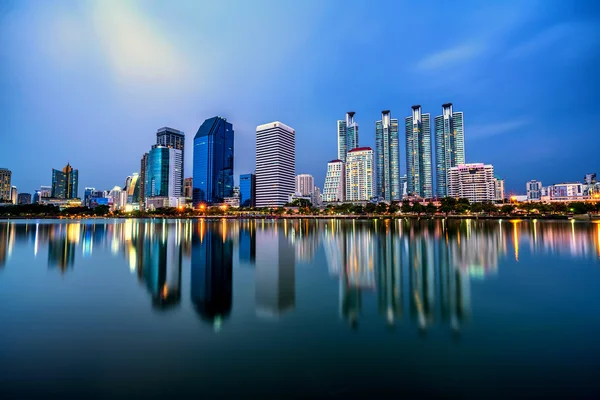 Panorama of Bangkok city downtown at twilight with reflection sk — Stock Photo, Image