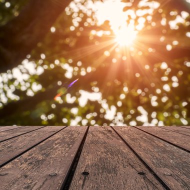 Bulanık doğal yaz b plakalar ile ahşap perspektif zemin