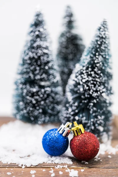 Adornos de Navidad en la nieve —  Fotos de Stock