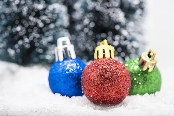 Weihnachtsschmuck auf Schnee — Stockfoto