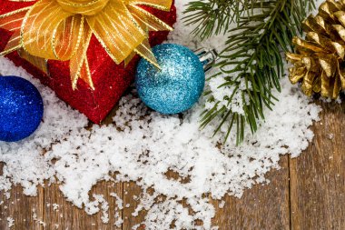 Noel hediyesi ve kar süsler