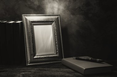 Natürmort resim çerçevesinin günlüğü kitap ile masada