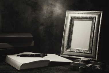 vintage fotoğraf makinesi ve günlüğü kitap ile tabloda resim çerçevesi