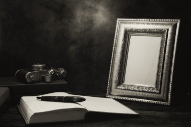vintage fotoğraf makinesi ve günlüğü kitap ile tabloda resim çerçevesi