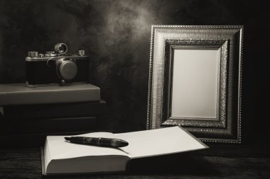 vintage fotoğraf makinesi ve günlüğü kitap ile tabloda resim çerçevesi