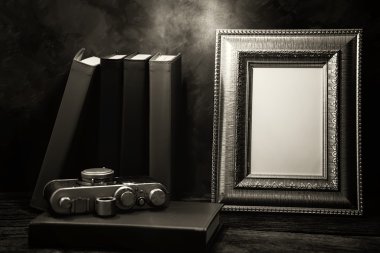 vintage fotoğraf makinesi ve günlüğü kitap ile tabloda resim çerçevesi