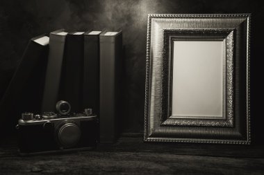 vintage fotoğraf makinesi ve günlüğü kitap ile tabloda resim çerçevesi