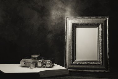 vintage fotoğraf makinesi ve günlüğü kitap ile tabloda resim çerçevesi
