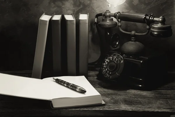 Zátiší vintage telefonu na stole s knihou deník — Stock fotografie