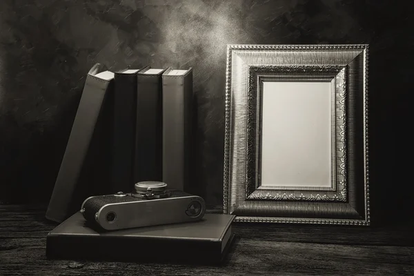 vintage fotoğraf makinesi ve günlüğü kitap ile tabloda resim çerçevesi