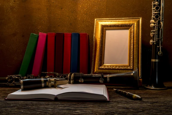 Zátiší z rámečku obrázku na dřevěný stůl s klarinet — Stock fotografie
