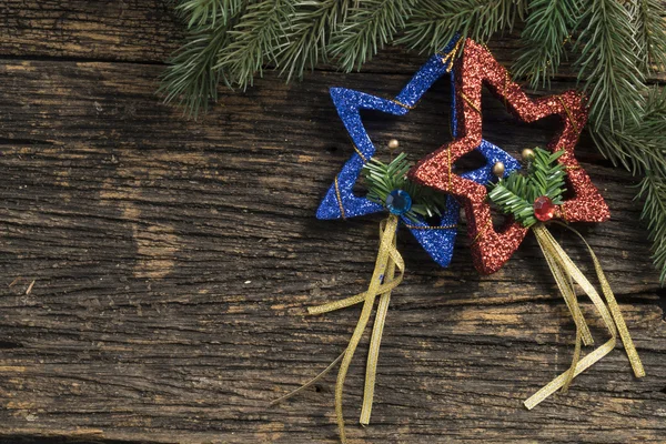 Stillleben von Weihnachtsschmuck und Baumzweig auf Holzbrett — Stockfoto