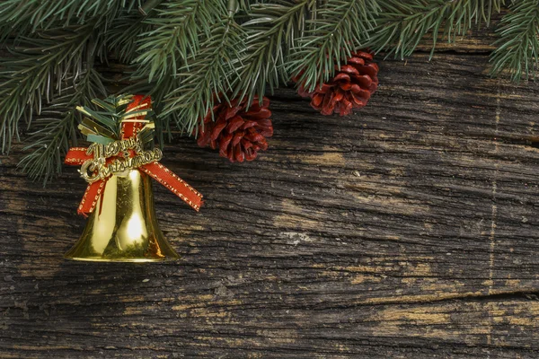 Stillleben von Weihnachtsschmuck und Baumzweig auf Holzbrett — Stockfoto