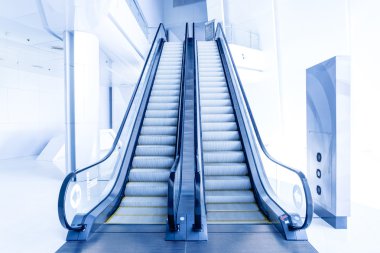 Modern binada yürüyen merdiven.