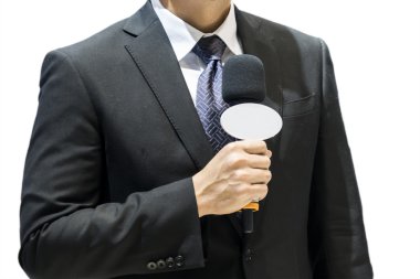 Mikrofon tutan çekici profesyonel erkek haber muhabiri