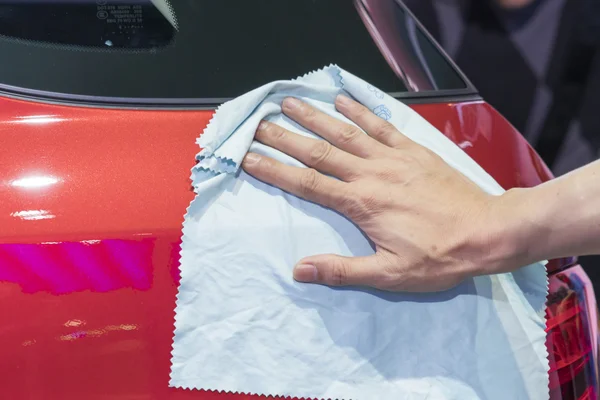 Hand mit Mikrofasertuch Reinigungsauto — Stockfoto