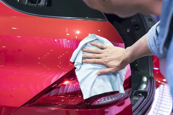 Araba temizlik mikrofiber bezle el