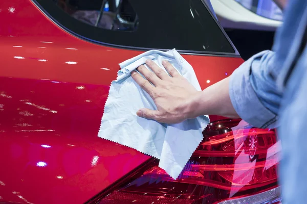 Hand mit Mikrofasertuch Reinigungsauto — Stockfoto