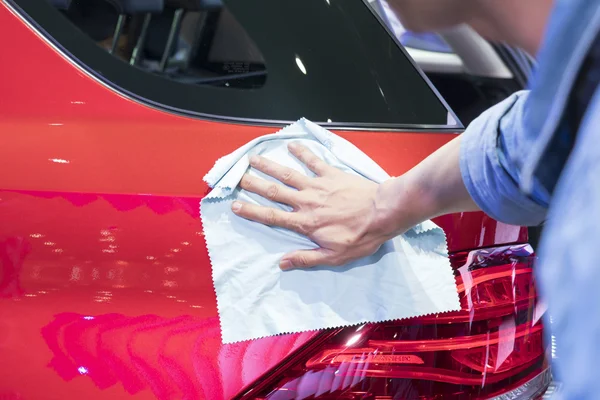 Hand mit Mikrofasertuch Reinigungsauto — Stockfoto