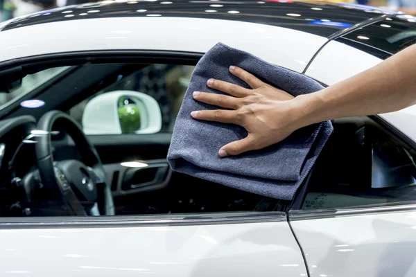 Araba temizlik mikrofiber bezle el