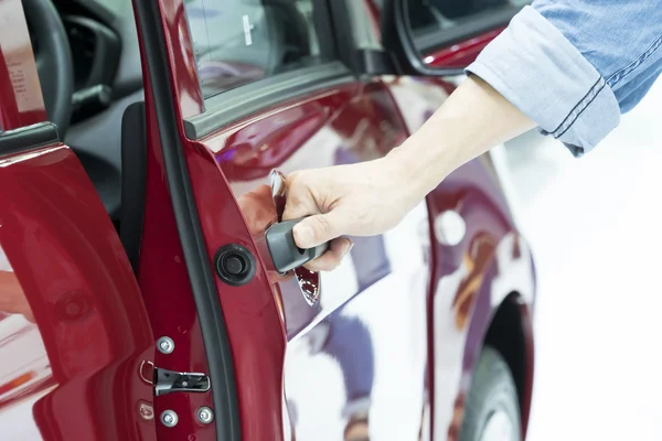 Nahaufnahme menschlicher Hand beim Öffnen der Autotür. — Stockfoto