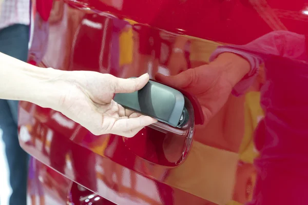 Nahaufnahme menschlicher Hand beim Öffnen der Autotür. — Stockfoto