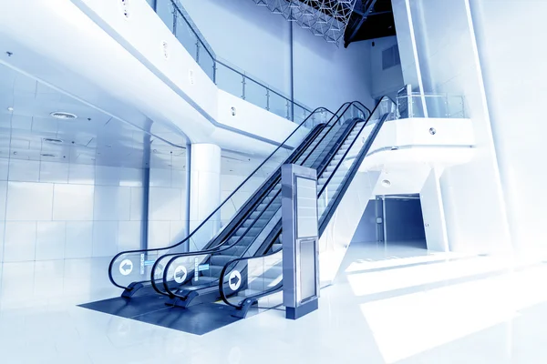 在现代建筑中的自动扶梯. 免版税图库照片