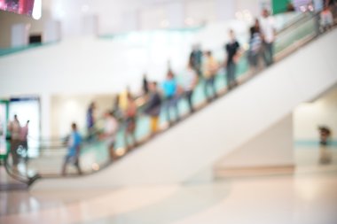 Yürüyen merdiven modern binada, arka plan kullanır, bulanık fotoğraf