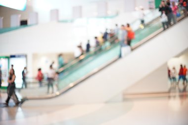 Yürüyen merdiven modern binada, arka plan kullanır, bulanık fotoğraf