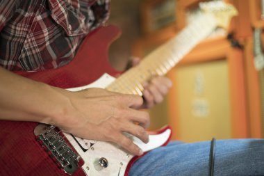 Elektro gitar çalmak biri yakın çekim.