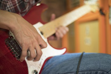 Elektro gitar çalmak biri yakın çekim.