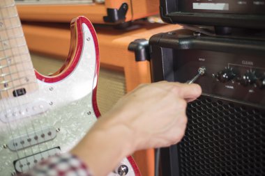 Jack gitar amplifikatör fiş tutan el kadar kapalı