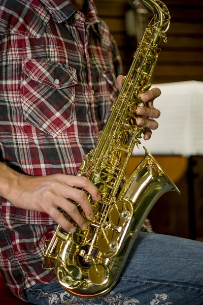 Gros plan d'un homme jouant au saxophone alto — Photo