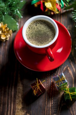 Bir fincan kahve ve noel süslemeleri..