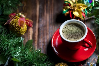 Bir fincan kahve ve noel süslemeleri..