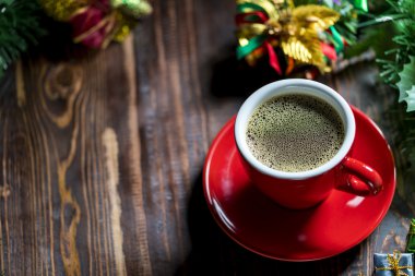 Bir fincan kahve ve noel süslemeleri..