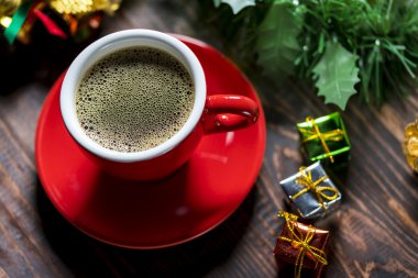 Bir fincan kahve ve noel süslemeleri..