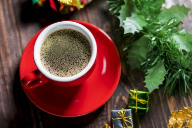 Bir fincan kahve ve noel süslemeleri..