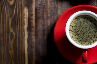 Bir fincan kahve ve noel süslemeleri..