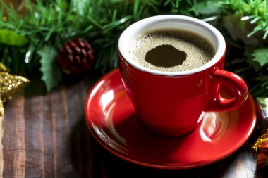 Bir fincan kahve ve noel süslemeleri..