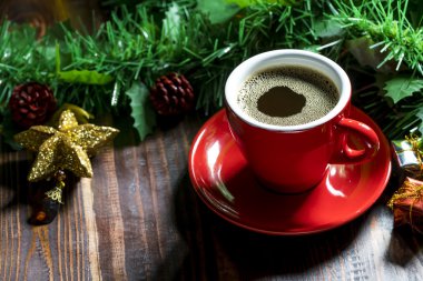 Bir fincan kahve ve noel süslemeleri..