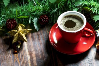 Bir fincan kahve ve noel süslemeleri..